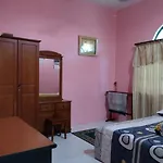 Homestay YatiMizi (Bungalow Station 18, Ipoh)